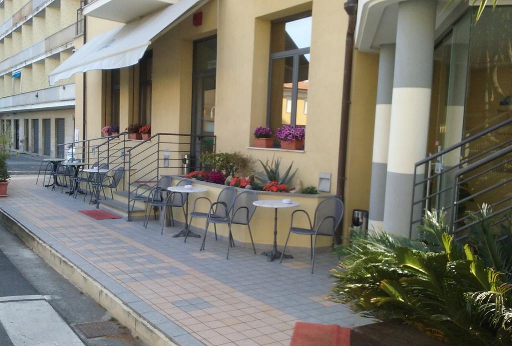 Hotel Europa San Bartolomeo Al Mare Exterior photo